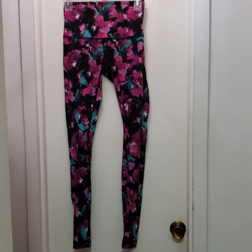 Like new Lululemon FL compression leggings, sz 6